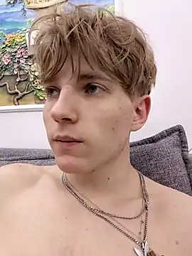 Snapshot of And25bn chatting on December 17, 4:13 pm And25bn online show from December 17, 4:13 pm