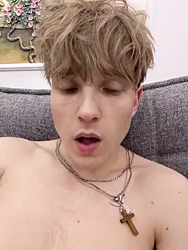 Snapshot of And25bn chatting on December 18, 8:37 pm And25bn online show from December 18, 8:37 pm