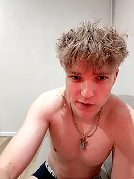 Snapshot of And25bn chatting on February 6, 8:23 pm And25bn online show from February 6, 8:23 pm