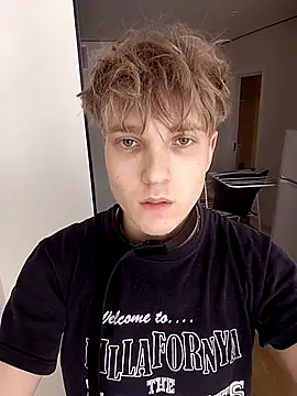 Snapshot of And25bn chatting on February 18, 12:45 pm And25bn online show from February 18, 12:45 pm