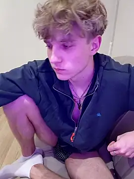 Snapshot of And25bn chatting on February 19, 12:50 am And25bn online show from February 19, 12:50 am