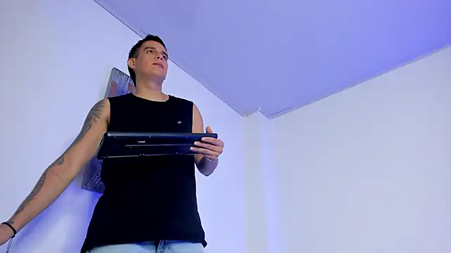 Snapshot of hugosan12 chatting on March 13, 4:35 pm hugosan12 online show from March 13, 4:35 pm