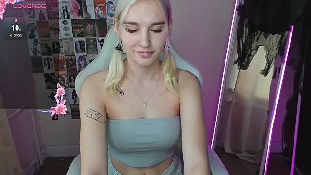 Snapshot of EvelinaLuu chatting on November 2, 3:42 am EvelinaLuu online show from November 2, 3:42 am