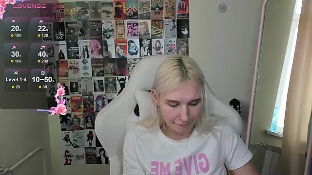 Snapshot of EvelinaLuu chatting on March 1, 8:16 am EvelinaLuu online show from March 1, 8:16 am