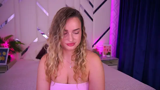 Snapshot of LindsieGreyy chatting on October 19, 7:20 am LindsieGreyy online show from October 19, 7:20 am