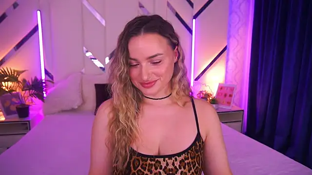 Snapshot of LindsieGreyy chatting on November 23, 8:25 am LindsieGreyy online show from November 23, 8:25 am