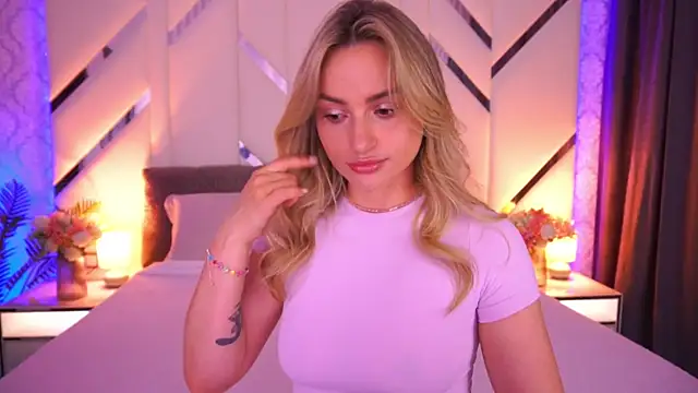 LindsieGreyy online show from July 4, 1:06 pm