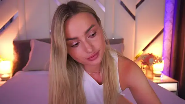 LindsieGreyy online show from July 11, 1:03 pm