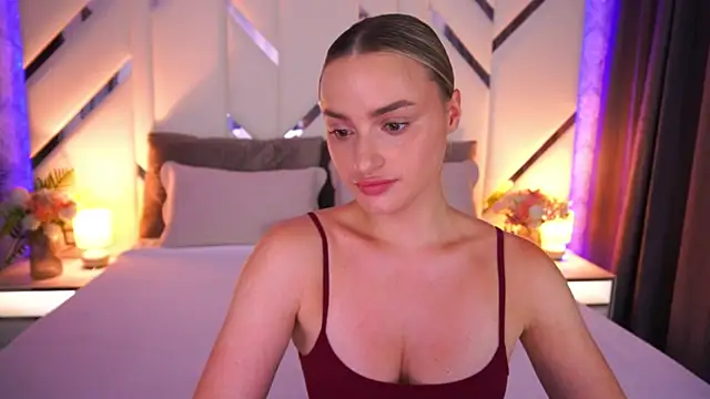 LindsieGreyy online show from July 14, 1:17 pm