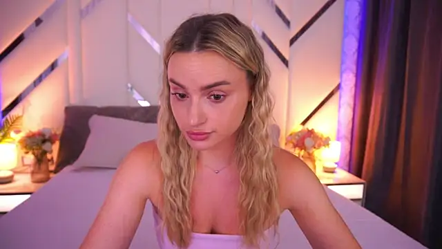 LindsieGreyy online show from July 18, 11:47 am