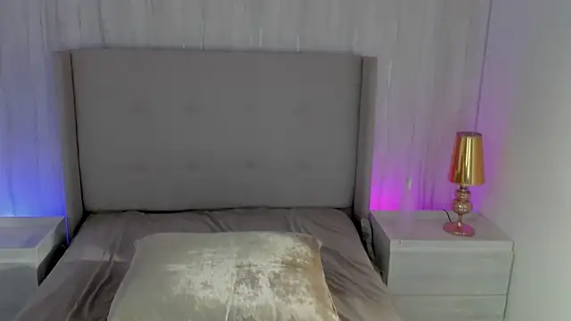 Snapshot of emmiily_z chatting on November 28, 7:49 pm emmiily z online show from November 28, 7:49 pm