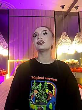 Snapshot of AlexaBright chatting on November 4, 7:13 pm AlexaBright online show from November 4, 7:13 pm