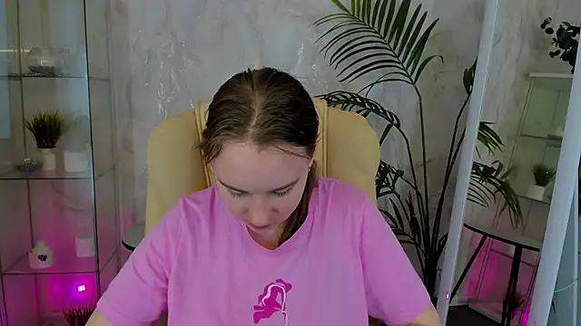 Snapshot of Lika_0ne chatting on April 17, 11:02 am Lika 0ne online show from April 17, 11:02 am