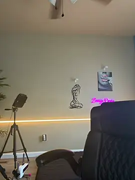 Snapshot of bossyroxy84 chatting on February 3, 6:13 pm bossyroxy84 online show from February 3, 6:13 pm