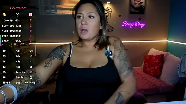 Snapshot of bossyroxy84 chatting on February 17, 12:40 am bossyroxy84 online show from February 17, 12:40 am