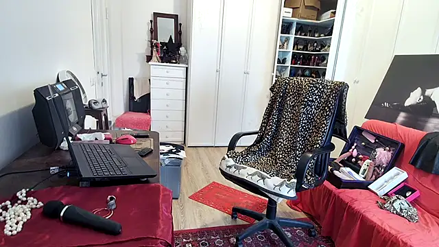 Chanel Noire online show from January 19, 2:10 pm