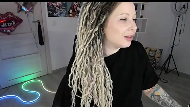 HoneySallyMoore online show from March 6, 7:10 pm