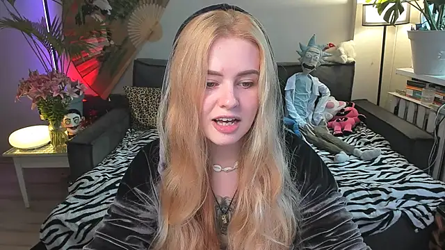 Alexa Pirs online show from July 11, 2:20 pm