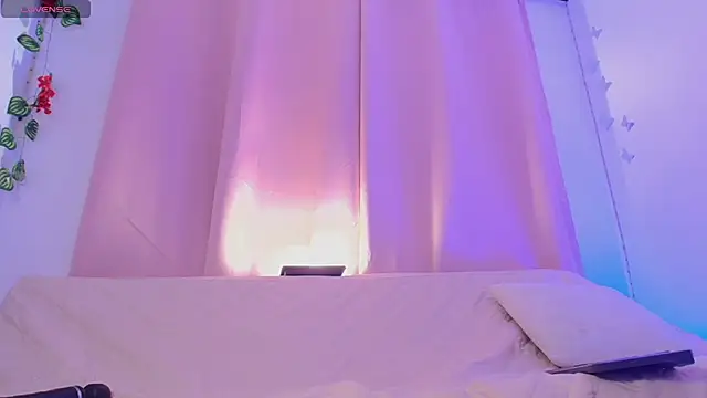 Daphnewalker   online show from June 26, 11:25 am