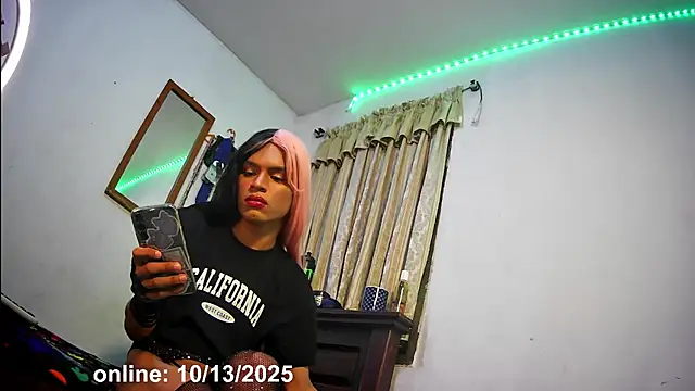 Snapshot of Fhrankie_xxl chatting on October 13, 11:05 pm Fhrankie xxl online show from October 13, 11:05 pm