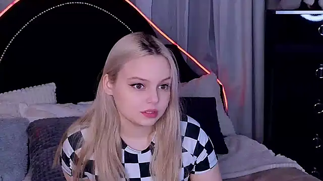 CLAIRE VOGT online show from March 21, 6:27 am