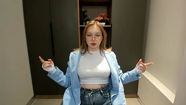 Snapshot of EdlaHames chatting on February 16, 8:10 am EdlaHames online show from February 16, 8:10 am