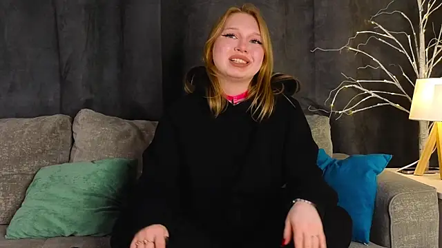 Snapshot of EdlaHames chatting on March 11, 10:51 am EdlaHames online show from March 11, 10:51 am