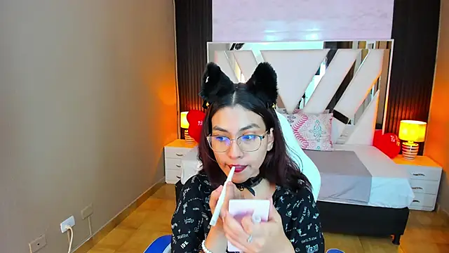 Snapshot of Cristin_Petite chatting on February 17, 6:37 pm Cristin Petite online show from February 17, 6:37 pm