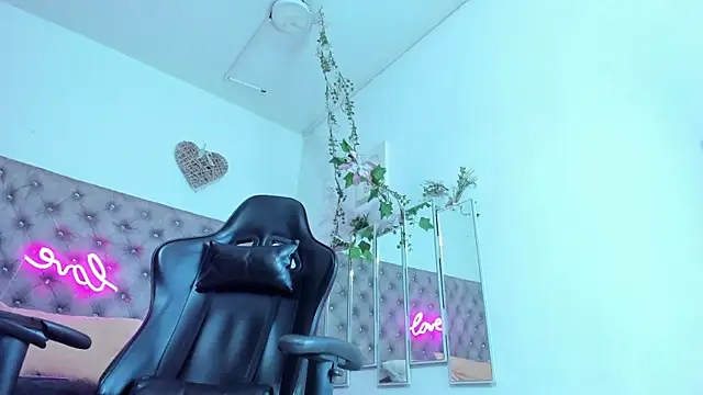 Snapshot of Naomii_Viper chatting on November 19, 11:10 am Naomii Viper online show from November 19, 11:10 am