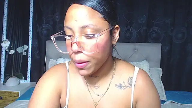 Snapshot of rebeka_kenye chatting on March 4, 9:22 pm rebeka kenye online show from March 4, 9:22 pm