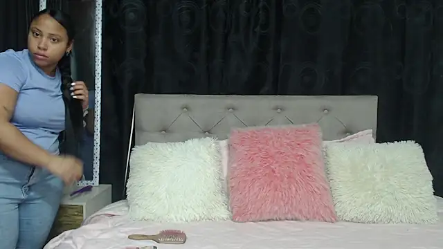 Snapshot of rebeka_kenye chatting on March 17, 2:45 pm rebeka kenye online show from March 17, 2:45 pm