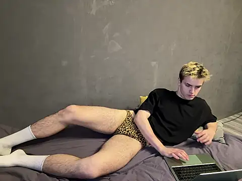 Snapshot of EdwinBlaze chatting on February 14, 11:21 am EdwinBlaze online show from February 14, 11:21 am