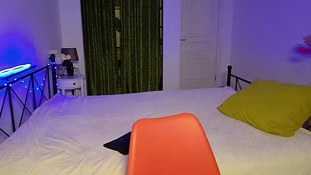 RaileReed online show from December 5, 1:42 pm