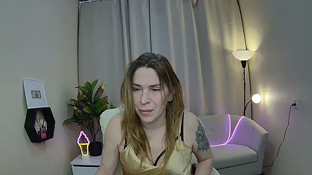 TessaDaybreak online show from March 11, 9:04 am