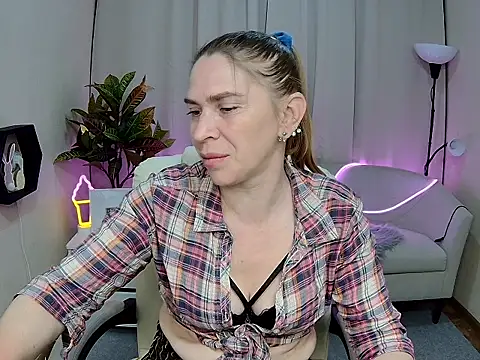 Snapshot of TessaDaybreak chatting on May 14, 12:23 pm TessaDaybreak online show from May 14, 12:23 pm