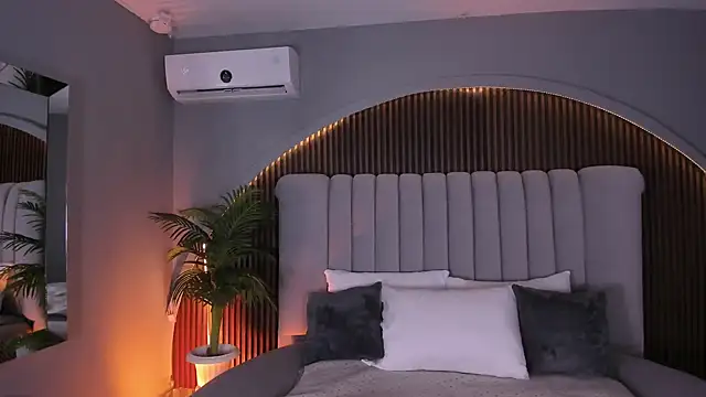 MelanieHillss online show from January 18, 4:05 am