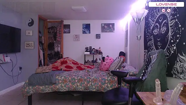 wetwildwhore online show from October 28, 7:05 pm