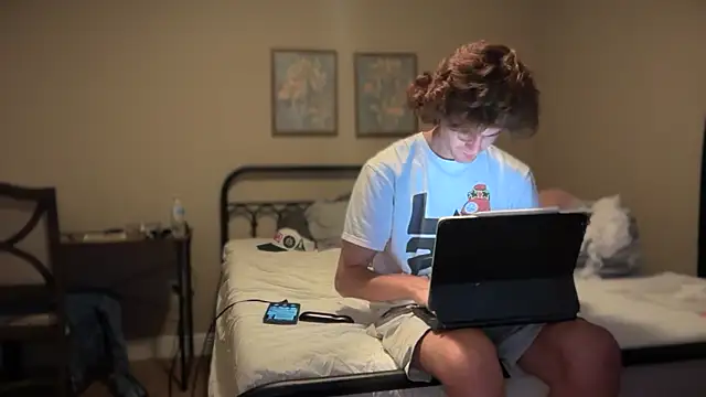 Snapshot of greekmythics chatting on October 19, 12:11 am greekmythics online show from October 19, 12:11 am