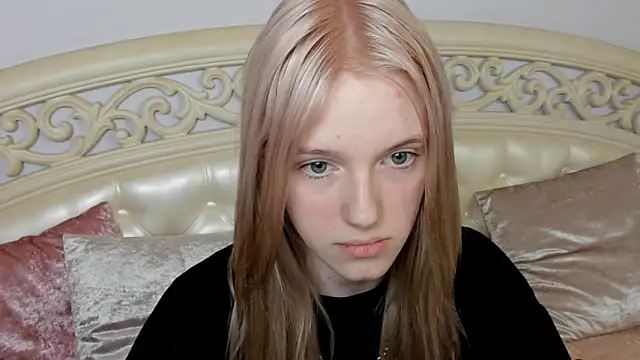 Snapshot of EdlaHewell chatting on February 14, 8:42 am EdlaHewell online show from February 14, 8:42 am