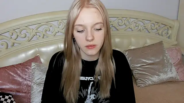 Snapshot of EdlaHewell chatting on February 14, 11:42 am EdlaHewell online show from February 14, 11:42 am