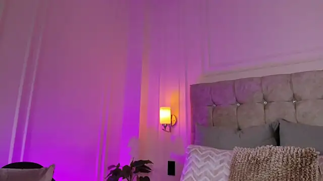 JasmineRoss 1 online show from January 7, 7:05 pm