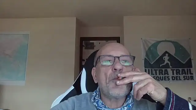 Snapshot of llopaco chatting on February 12, 11:05 am llopaco online show from February 12, 11:05 am