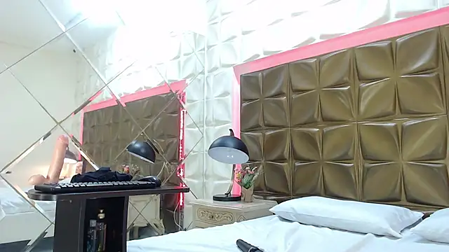 AnahisBennett online show from March 17, 2:56 pm