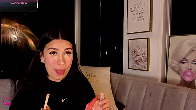 Snapshot of Ivanna_West chatting on December 18, 10:10 am Ivanna West online show from December 18, 10:10 am