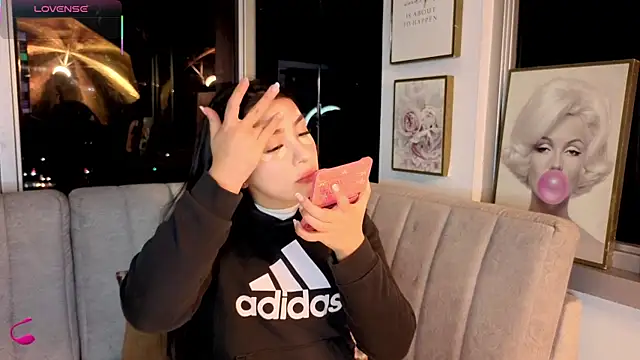 Snapshot of Ivanna_West chatting on January 8, 10:06 am Ivanna West online show from January 8, 10:06 am