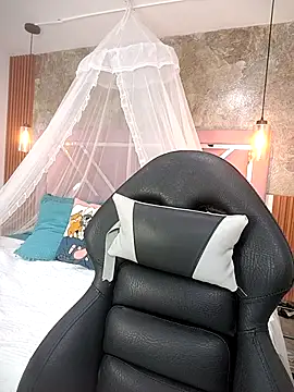 Snapshot of EmmaSulivan chatting on October 14, 11:44 am EmmaSulivan online show from October 14, 11:44 am