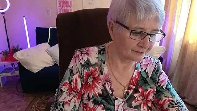 Snapshot of Sandra_Snowflake chatting on May 6, 12:54 pm Sandra Snowflake online show from May 6, 12:54 pm