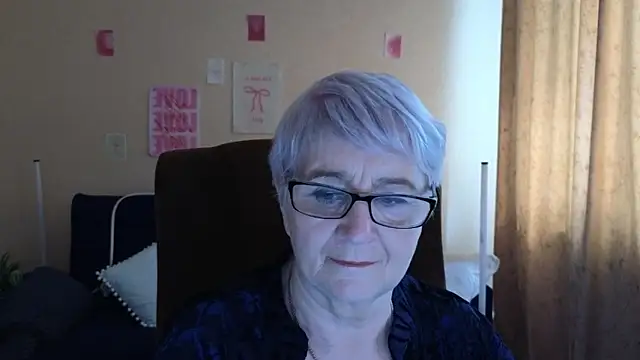 Snapshot of Sandra_Snowflake chatting on May 8, 12:10 pm Sandra Snowflake online show from May 8, 12:10 pm