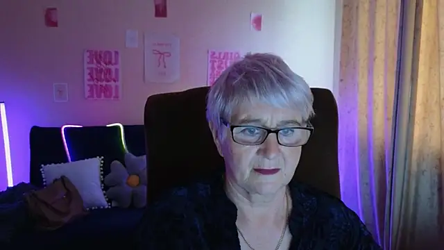 Snapshot of Sandra_Snowflake chatting on May 11, 10:54 am Sandra Snowflake online show from May 11, 10:54 am