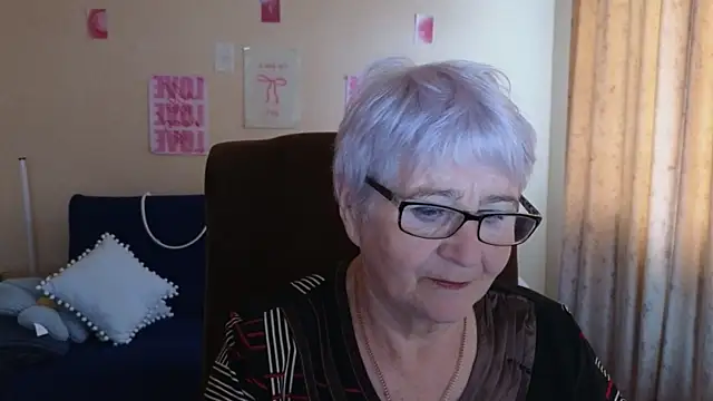 Snapshot of Sandra_Snowflake chatting on May 15, 4:08 am Sandra Snowflake online show from May 15, 4:08 am